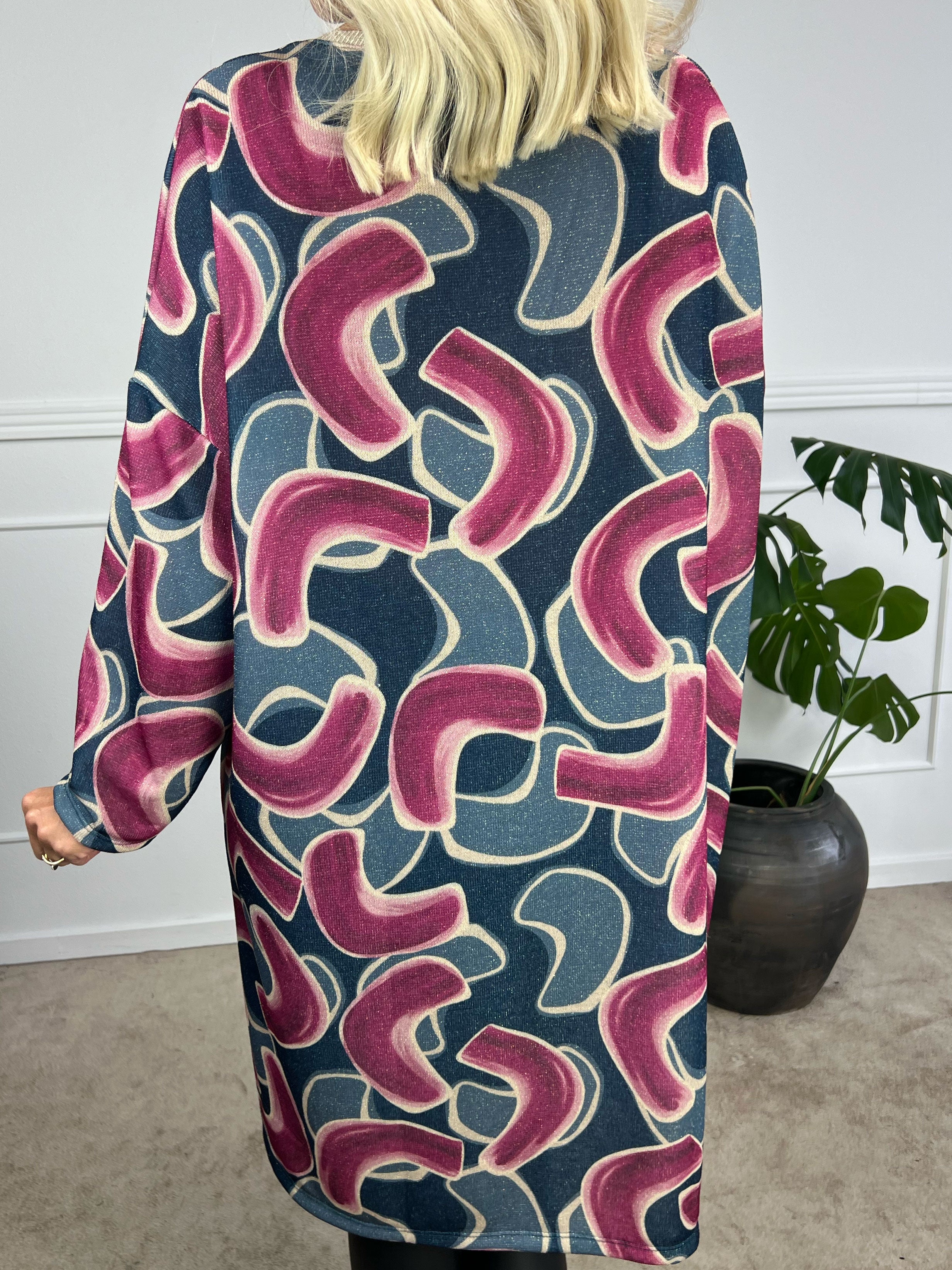 Astria - Mönstrad klänning med små glittertrådar